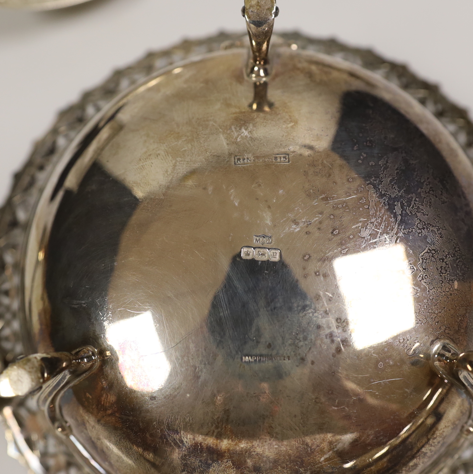 A George V pierced silver bowl, Mappin & Webb, Sheffield, 1916, 20.1cm, 10.4oz, together with a pair of Victorian silver table spoons, a silver napkin ring and two thimbles.